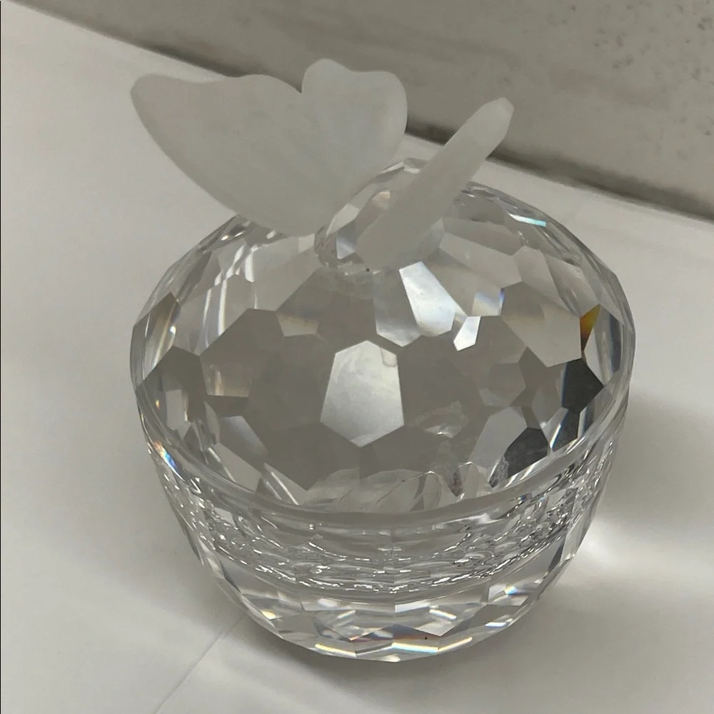 Swarovski Faceted Crystal Trinket Box with Butterfly Lid - Picture 1 of 4